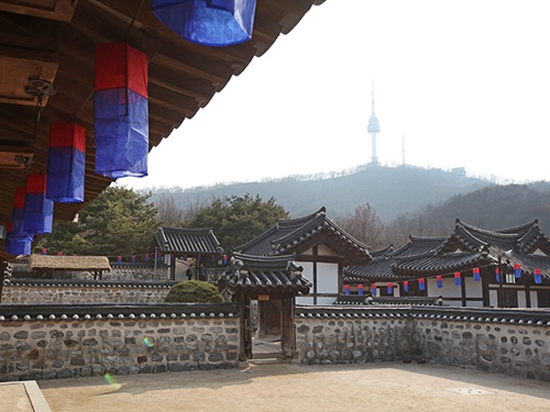 韓国文化体験施設である「南山（ナムサン）コル韓屋（ハノッ）マウル」では、日替わりでイベントが予定。夜市や秋夕の食べ物作りなどを体験することができます。