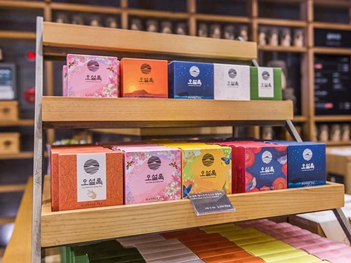 済州島産緑茶のみを取り扱うカフェ「ｏ’ｓｕｌｌｏｃ　ＴＥＡ　ＨＯＵＳＥ　仁寺洞店」では、ティーパック（ＢＬＥＮＤＥＤ　ＴＥＡ、１箱３袋入り、４，５００ウォン）をはじめとするお茶関連の商品を販売中。