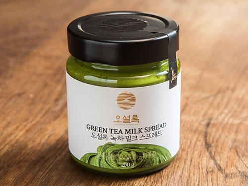 中でも、濃厚な緑茶のペースト「ｏ’ｓｕｌｌｏｃ　緑茶ミルクスプレッド（８，５００ウォン）」は、パンに塗ると美味しいと日本人旅行者にも人気です。