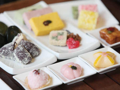 お餅や韓菓といった伝統菓子が楽しめるお餅カフェ「ジルシル　本店」では、カフェで提供されている５０種類以上のお菓子類をお土産コーナーでも販売中。秋の旅行では、お洒落で韓国らしいお土産を買ってみてはいかがでしょうか？