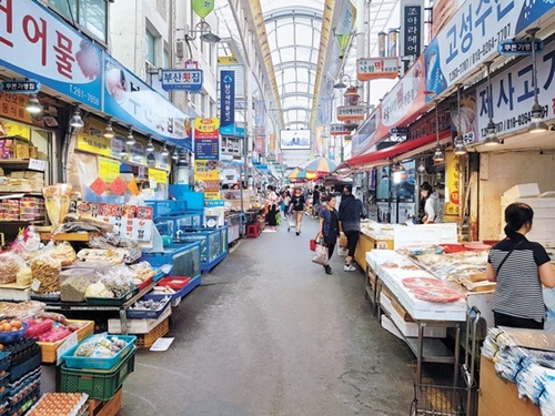 18日、慶南昌原市城山区の盤松市場。秋夕シーズンを控えても平日のように往来する人がおらず閑散としている。