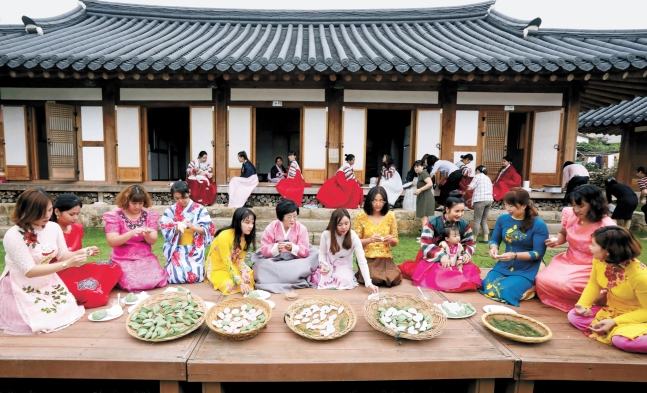 写真 アオザイ きもの 韓服姿で秋夕の松餅作り 韓国 Joongang Ilbo 中央日報