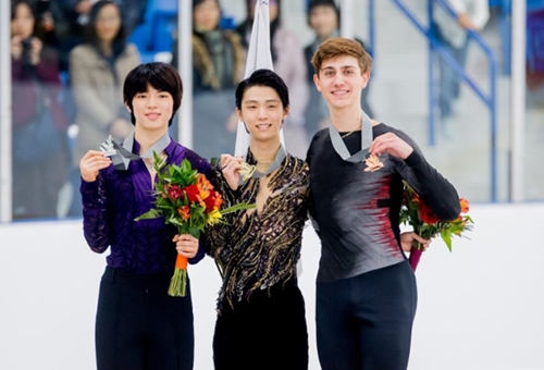 ２０１８－２０１９シーズン初の国際大会であるオータムクラシックインターナショナルで銀メダルを獲得した韓国の車俊煥（左）。（写真提供＝カナダスケート連盟ＳＮＳ）