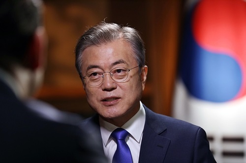 韓国の文在寅大統領が２５日午前（現地時間）、米国ニューヨークのホテル「パーカーニューヨーク」で米報道機関「ＦＯＸニュース」のインタビューに応じている。