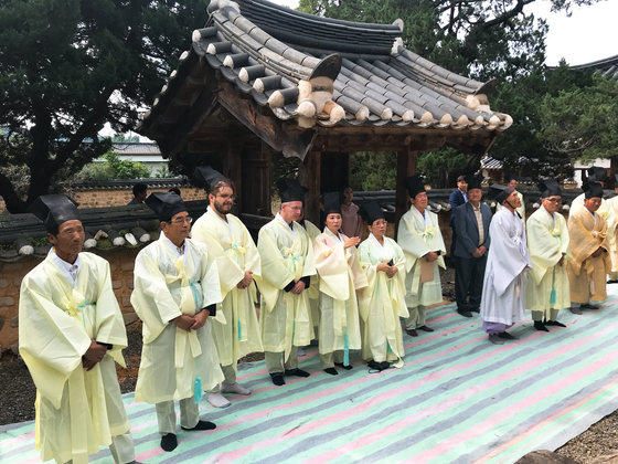 ２３日、慶尚北道義城郡点谷面沙村里で外国人が参観する中、晩翠堂の享祀が行われている。