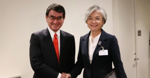 韓国の康京和外交部長官と河野太郎外相が２６日（現地時間）、米国ニューヨークで開かれた会談に先立ち握手をしている。（写真提供＝韓国外交部）