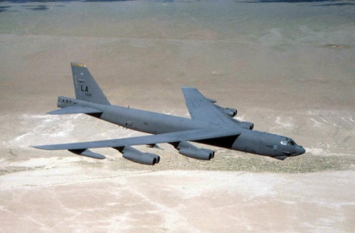 米空軍の戦略爆撃機Ｂ５２Ｈが砂漠の上を飛行している。（写真＝米空軍）