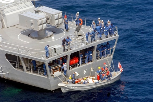 韓日海軍共同捜索および救助訓練に参加した日本海上自衛隊の護衛艦「うみぎり」の乗員が救命ボートを設置している。海上自衛隊の救命ボートには旭日旗が掲げられている。（写真＝中央フォト）