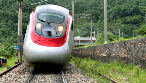 ティルティング列車は曲線レールの内側に８度ほど傾いて高速で走行できる。（中央フォト）