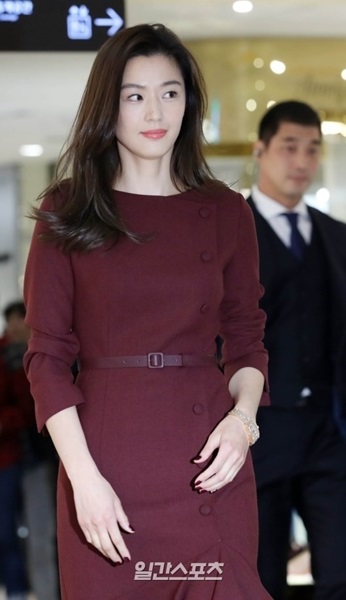 ２日午後、ソウル中区小公洞ロッテ百貨店で開かれたｉｔ　ＭＩＣＨＡＡの２０１８ＦＷコレクション「ｈｅｒ」のフォトセッションに登場した女優チョン・ジヒョン