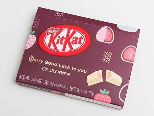 韓国のコンビニ、マートでイチゴ大福の味を再現した「キットカットストロベリー餅（３個入り、１，８００ウォン）」が韓国限定で登場。