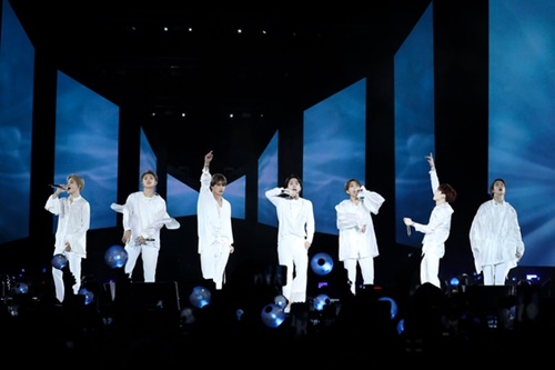 防弾少年団（ＢＴＳ）が米ニューヨークのシティ・フィールドで「Ｌｏｖｅ　Ｙｏｕｒｓｅｌｆ」北米ツアーの有終の美を飾るフィナーレ公演をしている。（写真＝Ｂｉｇ　Ｈｉｔエンターテインメント）