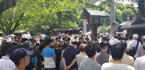８月１５日、靖国神社に詰めかけた参拝客。