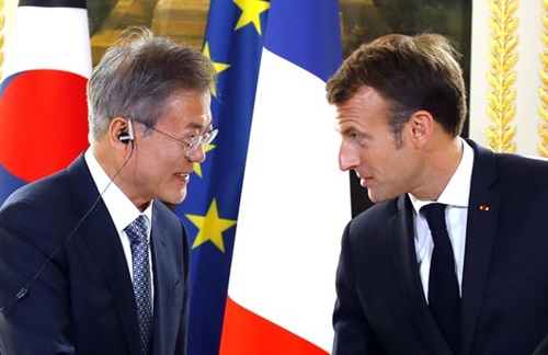 フランスを国賓訪問中の文在寅（ムン・ジェイン）大統領が１５日午後（現地時間）、エリゼ宮（大統領府）でマクロン仏大統領と首脳会談を終えた後、共同記者会見で握手している。（青瓦台写真記者団）