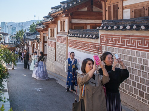 街歩きに最適な秋の韓国旅行では、昔ながらの雰囲気を感じながら、チマチョゴリで北村韓屋マウルをぶらりと散歩してみてはいかがでしょうか？