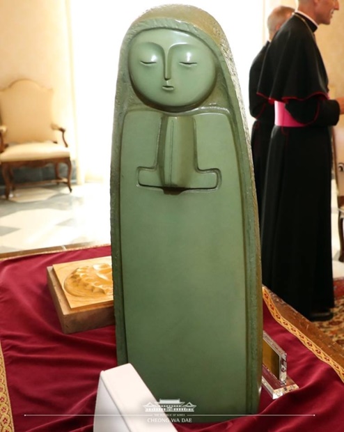 文在寅大統領が１８日（現地時間）にフランシスコ法王に贈ったチェ・ジョンテ氏の聖母マリア像。（写真＝青瓦台フェイスブック）