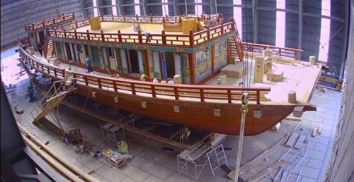 復元乾燥中の朝鮮通信使船（写真提供＝国立海洋文化財研究所）