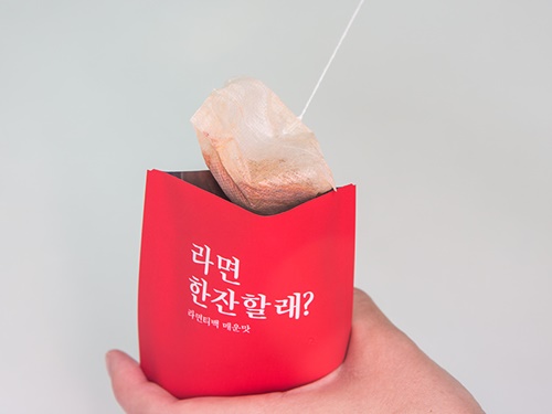 見た目はまるでお茶のティーバッグですが、取り出すと韓国インスタントラーメンの香りがふわり！