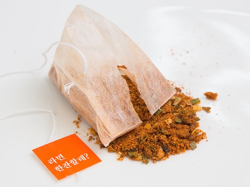 高品質な材料を使用したインスタント麺が評判の「ＰＡＬＫＩＮ（パルキン）」が発売したこの商品。スープにはＭＳＧ（うまみ調味料）は使わず、韓国産のエビ、昆布、ネギ、唐辛子粉などを使用し、材料にもこだわっています。