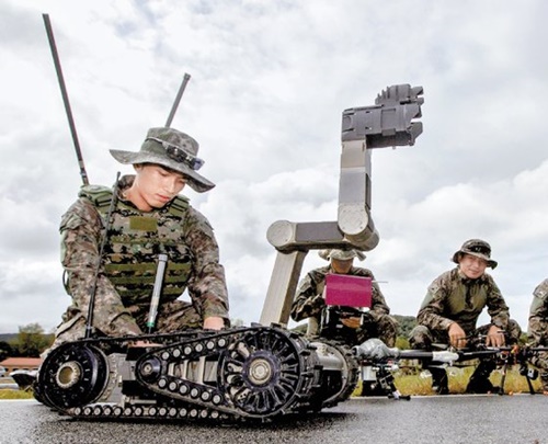 ドローンボット戦闘団の将兵がドローンとロボットの運用技術を学んでいる。（写真＝陸軍提供）