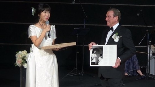 妻のキム・ソヨンさんがプレゼントした朗読文を見せるシュレーダー元独首相