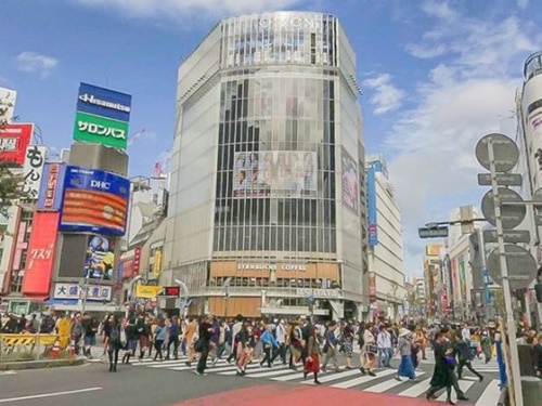 IZ＊ONE、デビューを控えて渋谷の電光掲示板に登場