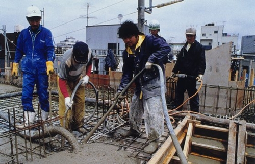 日本建設業種でそれぞれ異なる工程と作業を共にできる「多能工」の需要が増えている。日本のある建設現場でコンクリート作業をする写真（中央フォト）