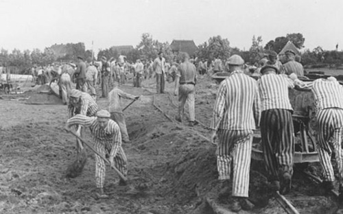 １９４１～４２年、ドイツ軍に連れ去られた捕虜が強制労働を強いられている。（写真＝米国ホロコースト記念博物館）