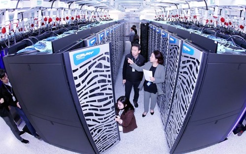韓国科学技術情報研究院（ＫＩＳＴＩ）国家スーパーコンピューター５号機開通式および導入３０周年記念式を翌日に控えた６日午後、大田のＫＩＳＴＩでチョ・ミンス国家スーパーコンピューティングセンター長と研究員がスーパーコンピューター５号機の作動状態を点検している。