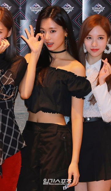 TWICEツウィ、腰のくびれをアピールする魅力的な登場 | Joongang