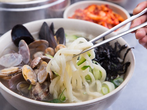 おひとりさまでも入りやすい「チャニャンチッ」のメニューはカルグッスとマンドゥのみ！ソウルの「ビブグルマン」で、安くて美味しい韓国グルメを味わってみてください！