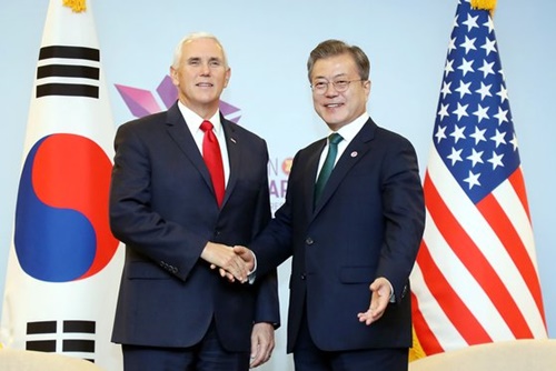 韓国の文在寅大統領が１５日午前（現地時間）、シンガポールのサンテック（ＳＵＮＴＥＣ）・シンガポール国際会議展示場で米国のマイク・ペンス副大統領に会って会談を行った。文大統領は「韓半島の完全な非核化と恒久的平和のために南北関係と米朝関係が共に進めるように韓米両国の緊密な協力と共助があるよう願う」と述べた。