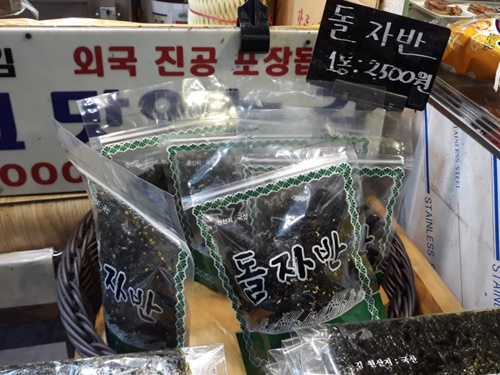 ザクザク食感とゴマの風味が効いたフレークタイプの韓国海苔も人気。ほかほかのご飯にふりかけるのはもちろん、サラダやパスタ、チャーハンなど多様な食べ方ができます。