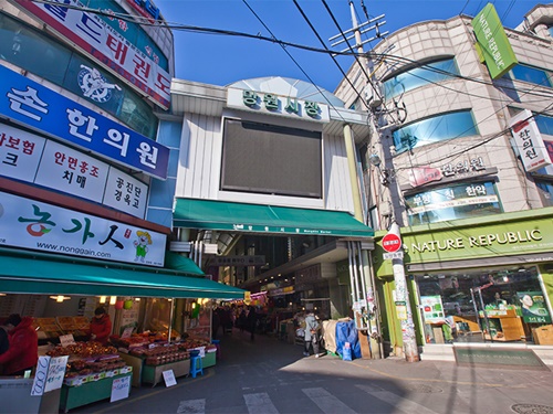 さまざまな種類の韓国海苔を取り扱うスーパーも便利ですが、次の韓国旅行では、市場で焼き立てを試してみてはいかがでしょうか？