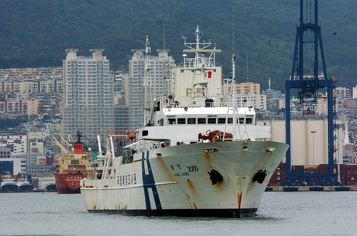 ２００６年７月、独島周辺海域での海流の調査を終えた国立海洋調査院所属「海洋２０００号」が釜山港官民市民埠頭に入港している。（写真＝中央フォト）