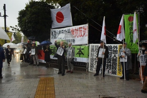 今月９日、東京千代田区永田町の首相官邸前で右翼団体「頑張れ日本！全国行動委員会」のメンバーが安倍政府の外国人労働者の受け入れ拡大政策に反対する集会を開いている。