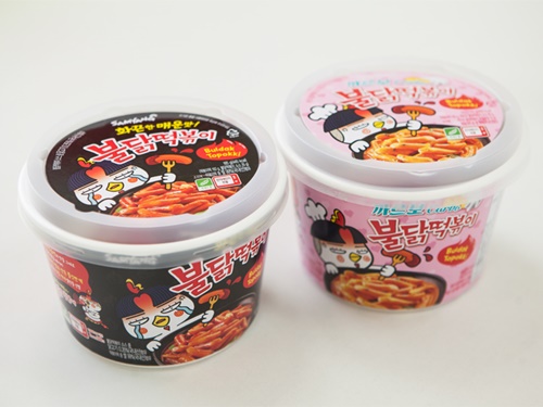 大人気インスタント麺「プルタッポックム麺（ブルダック炒め麺）」のカップトッポッキが韓国コンビニに登場！ベーシックな「プルタットッポッキ（写真左）」とカルボナーラ風味の「カルボプルタットッポッキ（写真右）」の２種類が出ています（各３，０００ウォン、ＣＵ）。