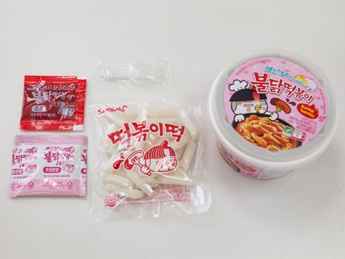 カップの中には袋入りのお餅とソース、フォークが入っています。