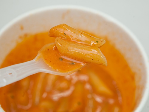食感はもちもち。ソースの味は従来のインスタント麺のものと似ていて、強い辛さの中にほんのりと感じる甘みがやみつきになります。小腹が空いた時の夜食にも、ちょっとしたお土産にもおすすめです！