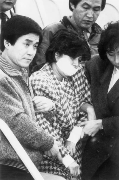 １９８７年１１月１５日、爆破犯で指定された金賢姫が強制連行される場面。（写真＝中央フォト）