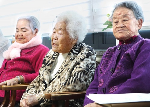 １月京畿道広州市退村面の旧日本軍慰安婦被害者が住んでいる「ナムヌの家」で李玉善さんが韓日慰安婦合意の処理方向の発表を視聴した後、発言している。