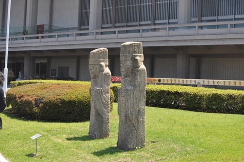 東京国立博物館にある１８－１９世紀の朝鮮時代の文官像。紗帽をかぶって笏を手に持ち、間違いなく朝鮮時代の官吏だ。