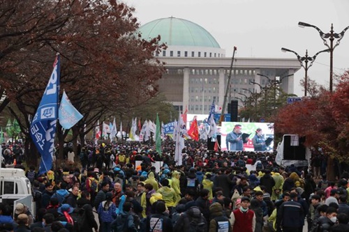 ２１日、民主労総組合員がソウル汝矣島の国会前で開かれたゼネスト大会に参加している。