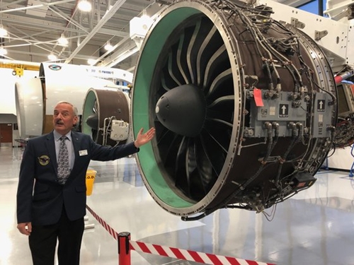 米コネチカット州ハートフォードのＰ＆Ｗ本社内の航空エンジン博物館に展示されたＧＴＦエンジンについてＰ＆Ｗ職員が説明している。