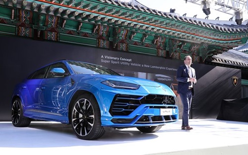 ランボルギーニのフォスチーニ営業・マーケティング・サービス総括最高責任者が２３日、ブランド初のＳＵＶ「ウルス」を新羅ホテル迎賓館で公開した。（写真＝ランボルギーニ）