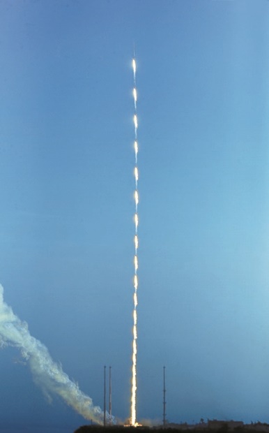 「ヌリ号」のエンジン試験用ロケットが２８日午後、全羅南道高興の羅老宇宙センターから打ち上げられている。この日打ち上げられたロケットは、韓国型ロケット「ヌリ号」に使われる７５トン級液体エンジンの性能を検証するための「試験用ロケット」だ。打ち上げ場面を連続撮影した３０枚の写真を合成して打ち上げ当時の軌跡を表現した。（写真共同取材団）