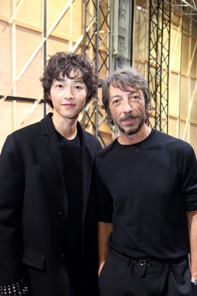 俳優ソン・ジュンギ（左）とピエールパオロ・ピッチョーリ氏