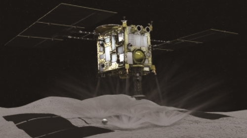 宇宙航空開発研究機構（ＪＡＸＡ）の小惑星探査機はやぶさ２の探査場面を描いた仮想図。任務を終えて２０２０年に帰還する予定（写真＝ＪＡＸＡ）