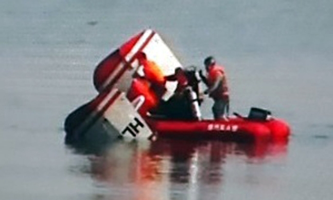 １日午前、京畿道九里市江東大橋付近の漢江にヘリコプターが墜落し、消防当局が救助している。（写真＝九里消防署）