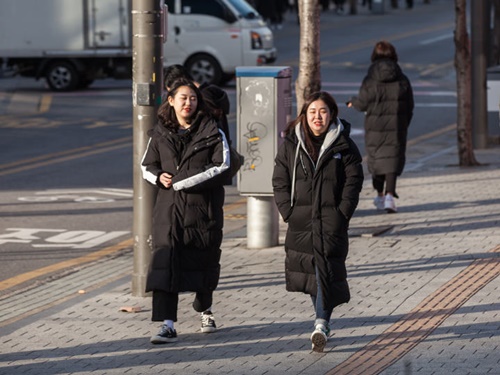 ｎｏｗ ソウル もはや定番 ロングダウンコートは今年も人気 Joongang Ilbo 中央日報